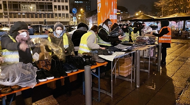 Almanya'da Türk ve Eritreli gençler evsizlere giyecek ve yemek yardımında bulundu