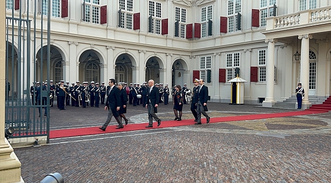 Türkiye'nin Lahey Büyükelçisi Ünal, Hollanda Kralı Willem-Alexander'e güven mektubunu sundu