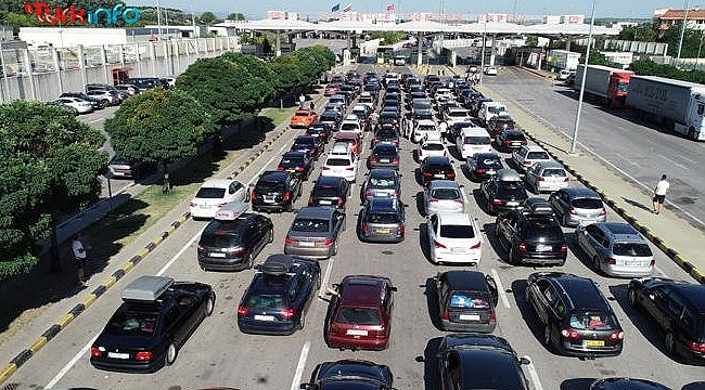 Türkiye'ye araçlarıyla gideceklere önemli uyarı