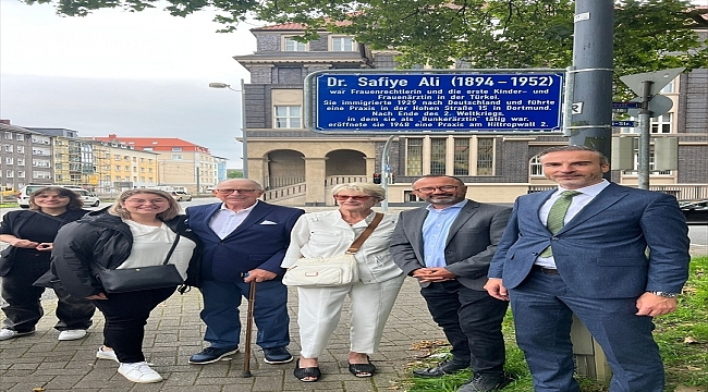 Almanya'da bir sokağa Türkiye'nin ilk kadın doktoru olan Safiye Ali'nin adı verildi