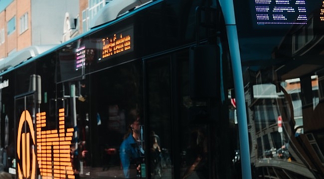 Hollanda Friesland'da Ciddi Kaza: Otobüs ve Taksi Çarpıştı, 14'ten Fazla Yaralı Var