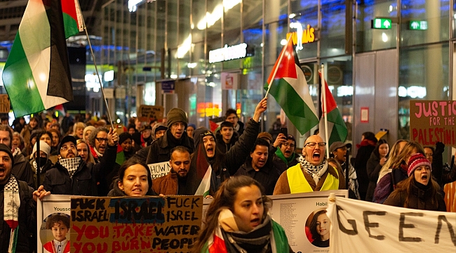 Hollanda'da büyük tren istasyonlarında Filistin'e destek için oturma eylemleri yapıldı