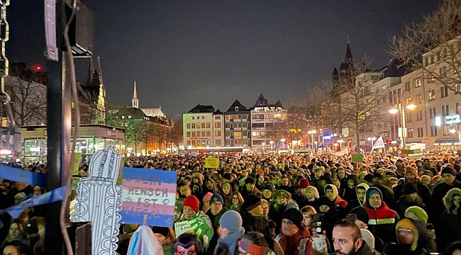 Köln'de binlerce kişi aşırı sağa karşı gösteri yaptı