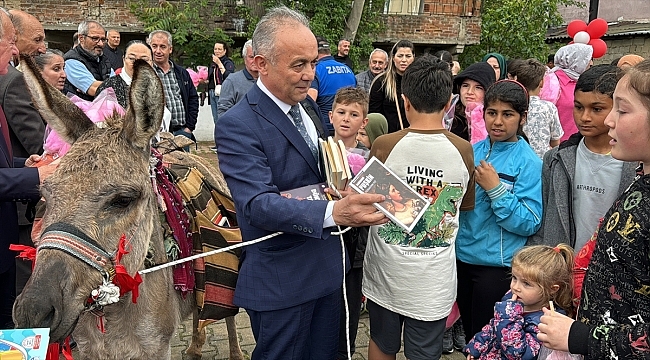 Gurbetçi hayırsever, eşeğinin heybesindeki kitapları dağıttığı Kırklarelili çocukları sevindirdi