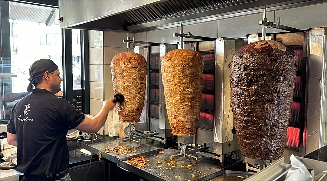 Türk iş insanı 28 ülkeden çalışanıyla Almanya'daki restoranında misafirlerini ağırlıyor 