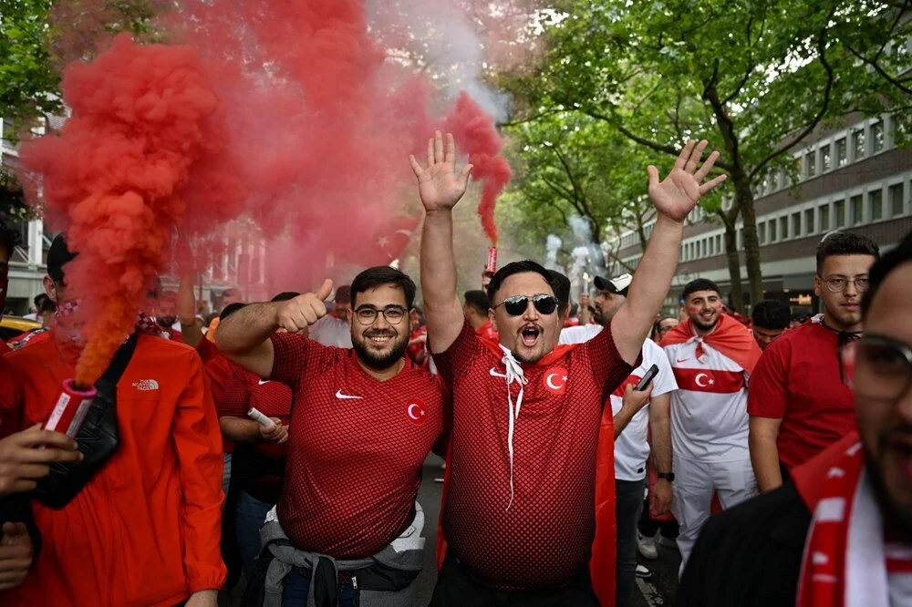 Almanya kırmızı-beyaz oldu! Dortmund'da Türk taraftarlardan şov!