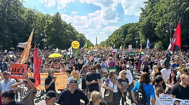 Almanya'da aşırı sağ ve ırkçılığa karşı düzenlenen gösterilere binlerce kişi katıldı
