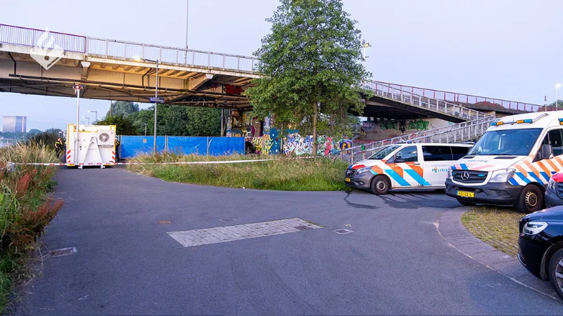 Amsterdam'da Köprü Altında bir kişi Vurularak Öldürüldü