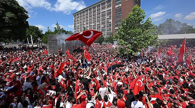 Binlerce Türk taraftar Portekiz maçı öncesinde taraftar yürüyüşü gerçekleştirdi