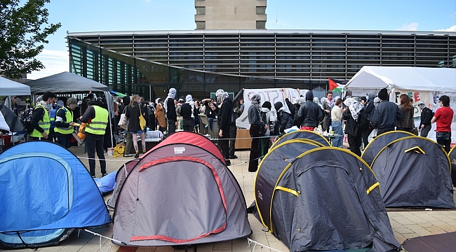 Hollanda Polisi, Erasmus Üniversitesi'ne Filistin Yanlısı Öğrencilerin kurduğu kampı sökmek üzere geldi