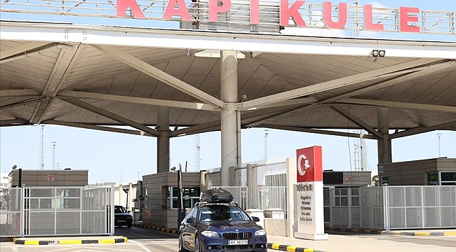 Kilometrelerce yol gelen gurbetçilerin yorgunluğu sınırda Türk bayrağını görünce bitiyor