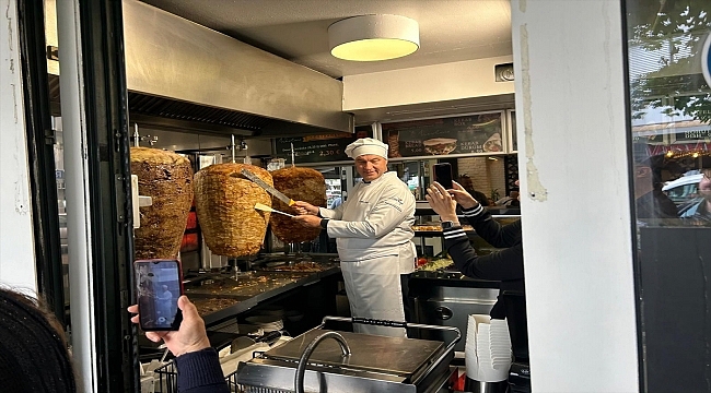 Bavyera Eyalet Başbakanı Söder, döner ısmarlayacağı takipçileri için döner kesme denemesi yaptı