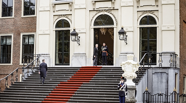 Hollanda'da ırkçı lider Wilders'ın gölgesinde aşırı sağ-merkez sağ koalisyon hükümeti kuruldu