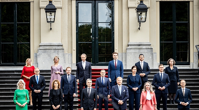 Hollanda'da Yeni Başbakan ve Kabine Üyeleri Yemin Ederek Görevlerine Başladı