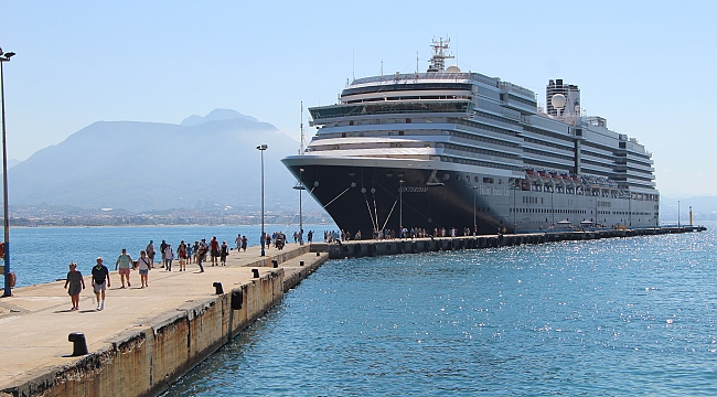 Hollanda bayraklı "Oosterdam" kruvaziyeri Alanya Limanı'na demirledi