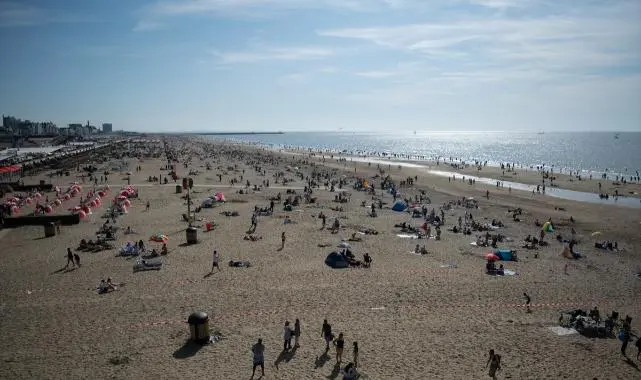 Sıcaklardan bunalan Hollandalılar plajlara akın etti