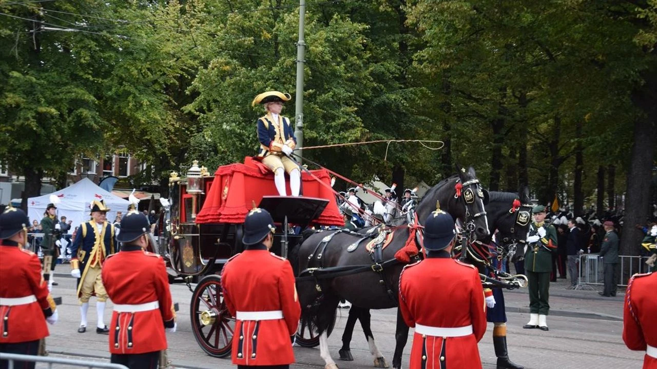 Hollanda'da Prensler Günü (Prinsjesdag) ve Önemi, atlar, arabalar, elbiseler ve şapkalar