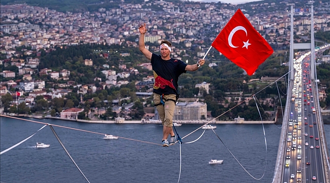 Jaan Roose Maakt Geschiedenis: Eerste Continentoverschrijdende Slackline-Wandeling boven de Bosporus