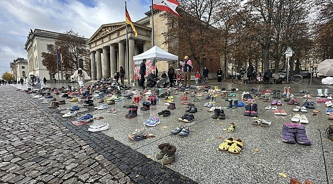 Berlin'de İsrail'in saldırılarında öldürülen Gazzeli çocukların isimleri okundu