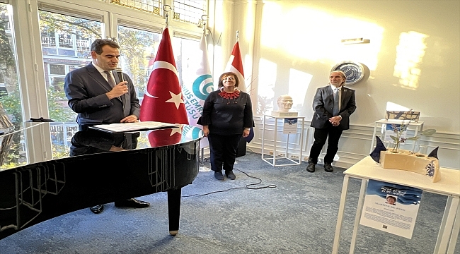 Türkiye-Hollanda dostluğunun 100. yılı"nda YEE Amsterdam'da 'Mavi-Beyaz' sergisi açıldı