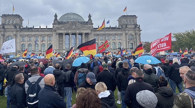 Almanya'da aşırı sağcı AfD partisi AB'den çıkmak istiyor