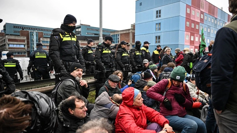 Amsterdam'da yasaklı protestoya polis müdahalesi: 190 gözaltı