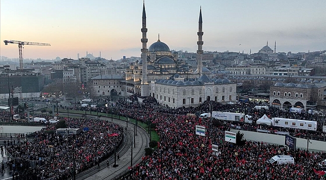 Tienduizenden demonstreren op Nieuwjaarsdag in Istanbul ter ondersteuning van Palestina