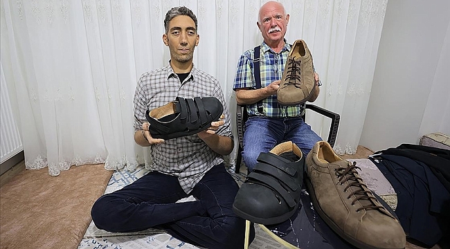 's Werelds Langste Man, Sultan Kösen, Gaat de Wereld Rond met Zijn Nieuwe Schoenen in Maat 60