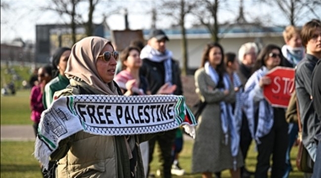 Amsterdam'daki ABD Konsolosluğu önünde Filistin yanlısı gösteri düzenlendi