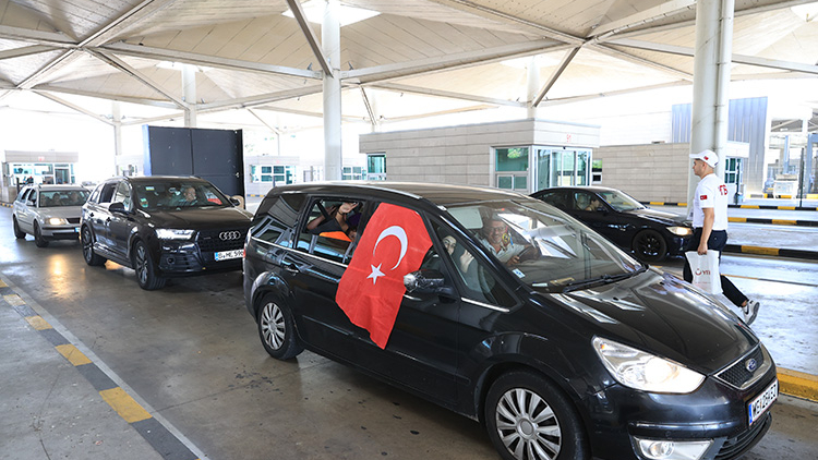 Kapıkule'de Gurbetçilere Hızlı Geçiş ve Güler Yüzlü Karşılama