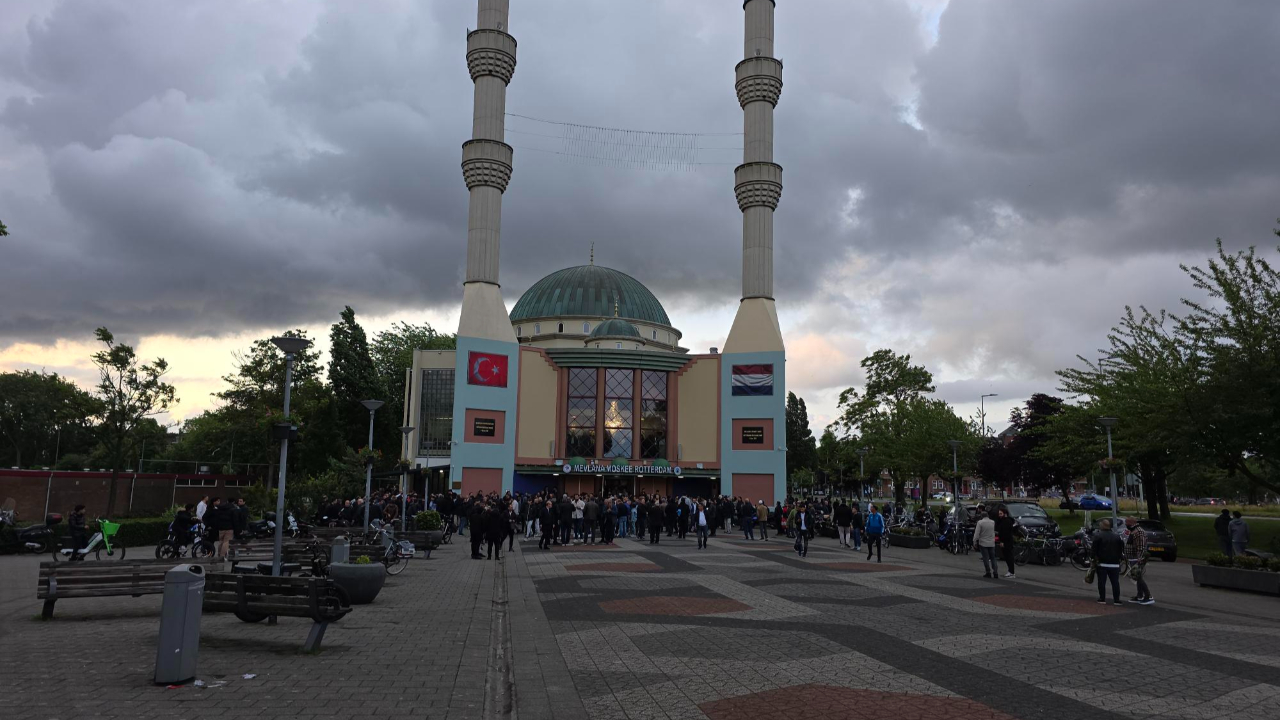 Hollanda’daki camilere kanla bulaşmış nefret mektupları gönderildi