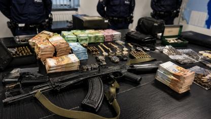 Belçika’da Türk mafyasına dev operasyon: Silahlar ve milyonlarca euroluk nakit ele geçirildi